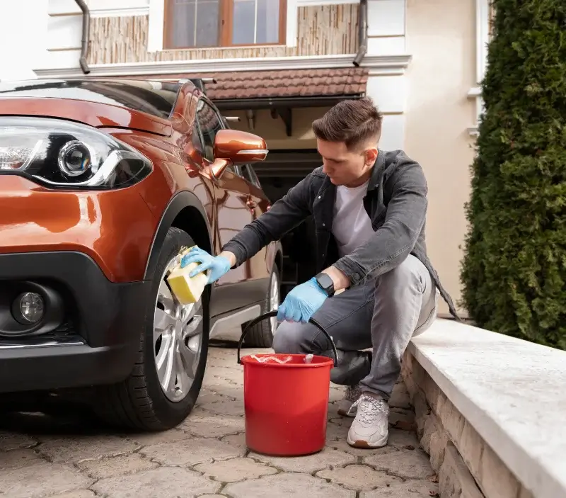 Lavage auto à domicile Sonnaz : professionnel intervenant sur un véhicule